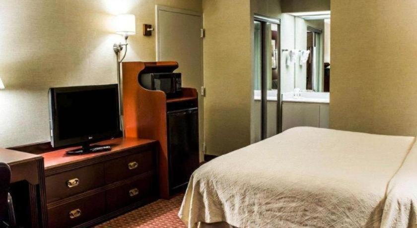 Inn Quality Roanoke Near Gaston 2*