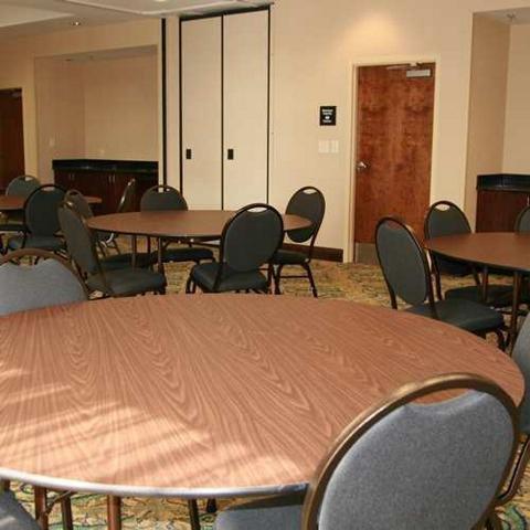 Inn Quality Roanoke Near Lake Gaston 2*